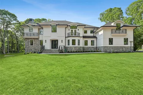 17 Chelsea Pl, Dix Hills, NY 11746