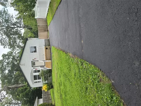 80 Oakdale Ave, Selden, NY 11784