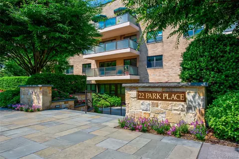 22 Park Pl #4C, North Hempstead, NY 11021