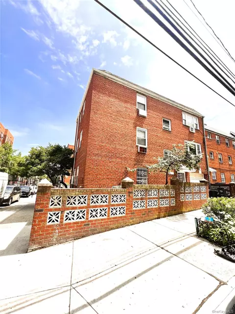 40-03 56th St, New York, NY 11377
