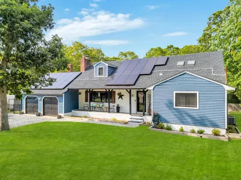 17 Woodcrest Dr, East Moriches, NY 11940