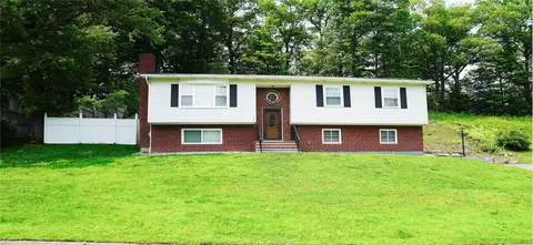 11 Boxwood Close, Hopewell Junction, NY 12533