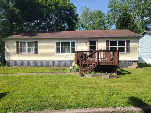 33 Lakeside Dr, Highland Mills, NY 10930