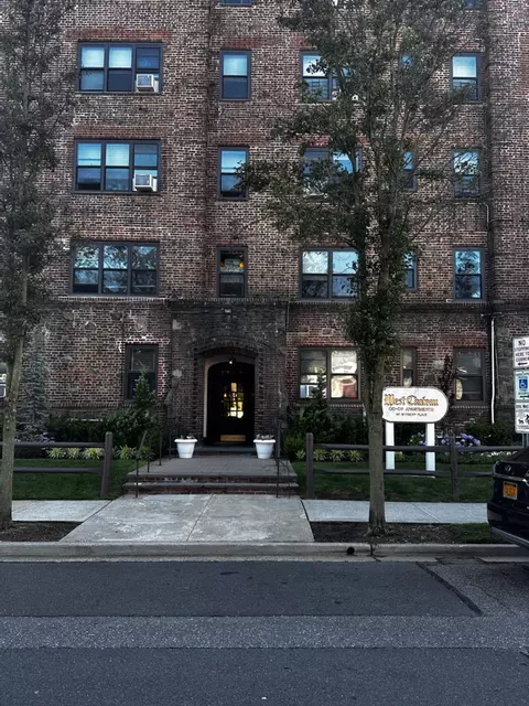 141 Wyckoff Pl #1F, Woodmere, NY 11598