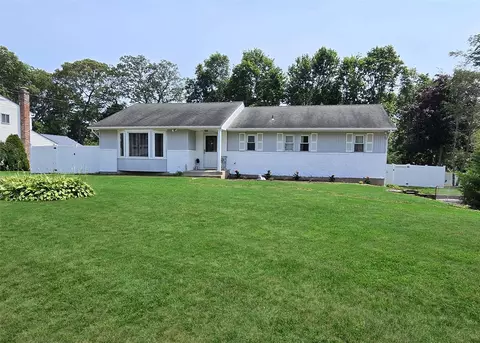 8 Milhouse Ln, Lake Grove, NY 11755