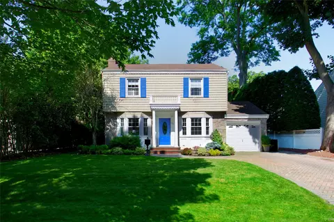 84 Monroe St, Garden City, NY 11530