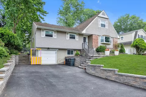 63 Ravenwood Dr, Kings Park, NY 11754