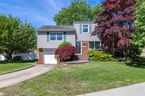 7 Garnet Ln, Plainview, NY 11803