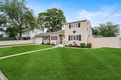 337 W 17th St, Deer Park, NY 11729