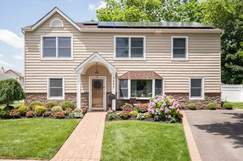 2082 North Dr, Seaford, NY 11783