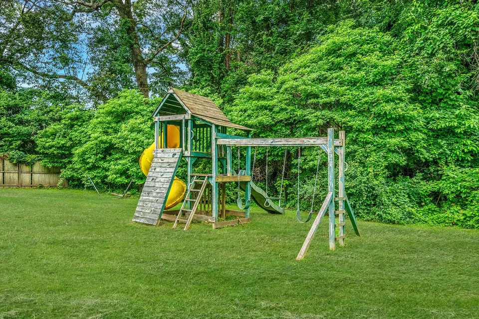 Exterior - 326 Concord St, Dix Hills, NY 11746 photo 6 of 7