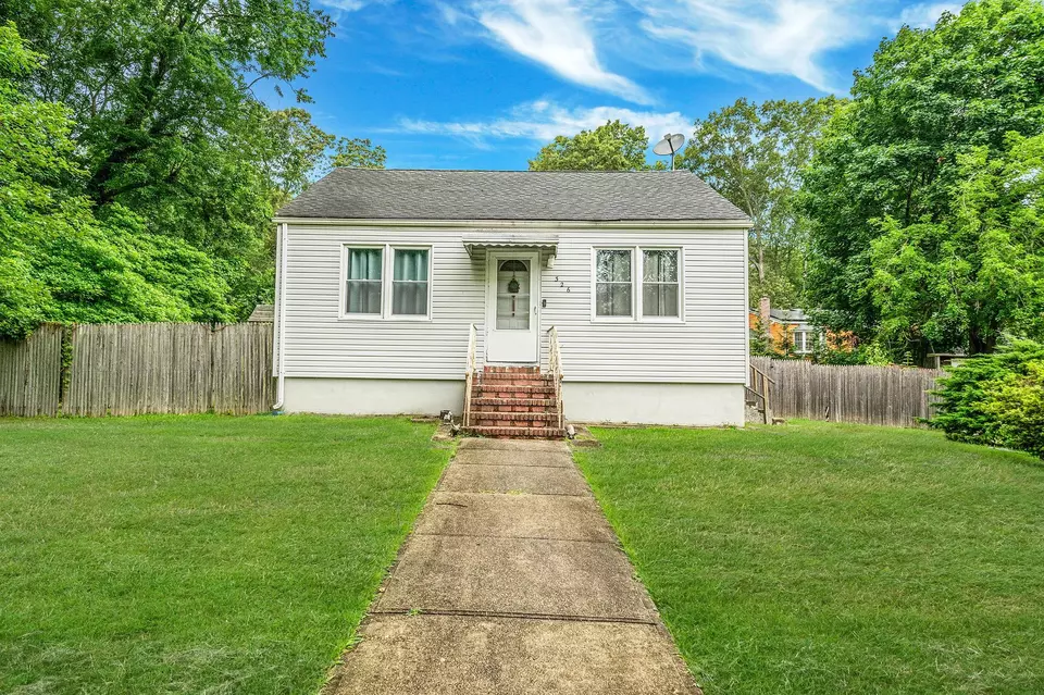 Exterior - 326 Concord St, Dix Hills, NY 11746 photo 1 of 7