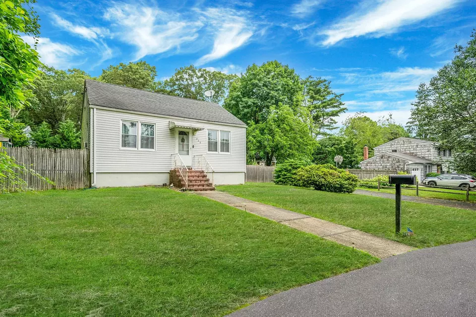 Exterior - 326 Concord St, Dix Hills, NY 11746 photo 2 of 7