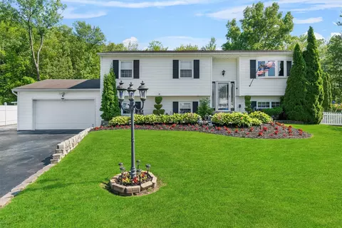 18 Grant Dr, Monroe, NY 10950