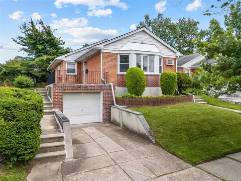 50-55 Cloverdale Blvd, New York, NY 11364