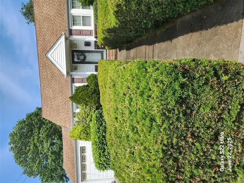 99 E 6th St, Deer Park, NY 11729