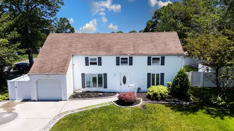 7 Lurcott Ln, Central Islip, NY 11722
