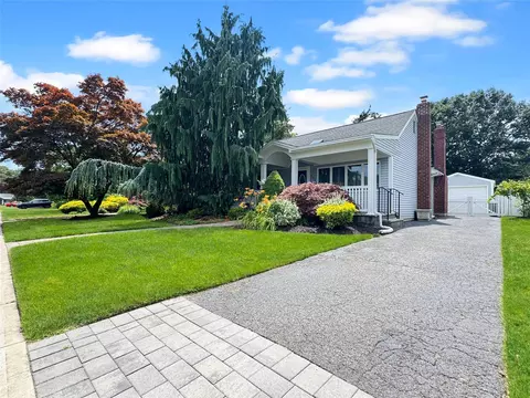 732 Barkley Ave, East Meadow, NY 11554