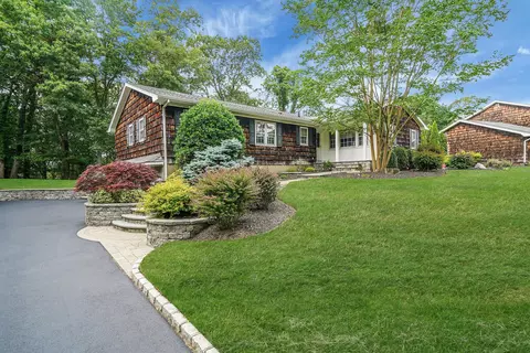 30 Twixt Hills Rd, Saint James, NY 11780