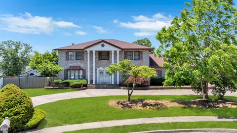 2 Eleanors Cv, Lake Grove, NY 11755