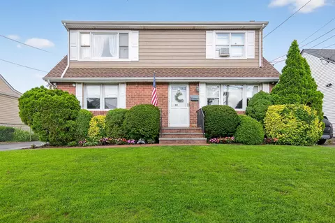 32 Roosevelt Ct, North Hempstead, NY 11590