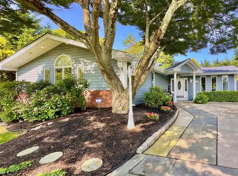 24 Swallow Ln, Hauppauge, NY 11788