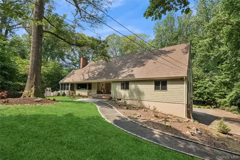 23 Bacon Rd, Saint James, NY 11780