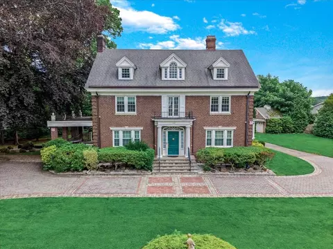 44 Arbor Pl, Glen Cove, NY 11542