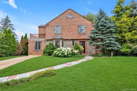 26 Vanderbilt Rd, North Hempstead, NY 11030