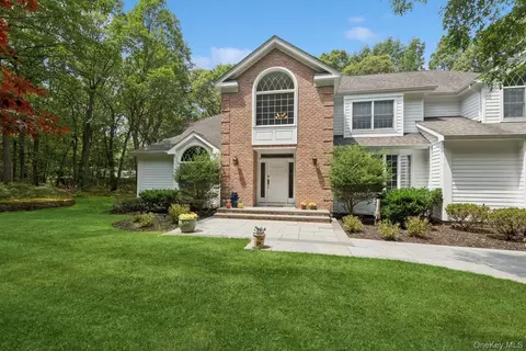 7 Highwood Rd, Setauket, NY 11733