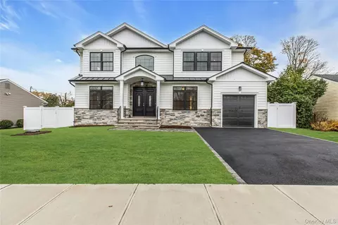 7 Sheridan St, Old Bethpage, NY 11804