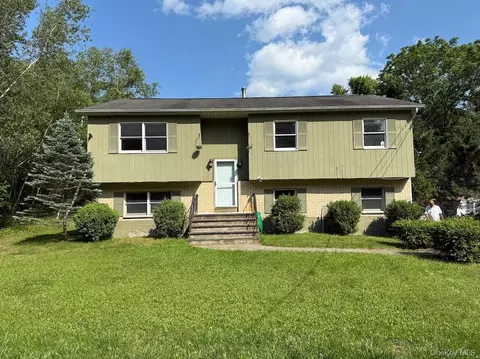 35 Orchard St, Mount Hope, NY 10963