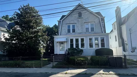 27-27 Ericsson St, New York, NY 11369