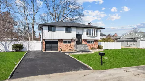 19 State St, West Babylon, NY 11704