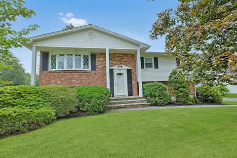27 Argow Pl, Clarkstown, NY 10954
