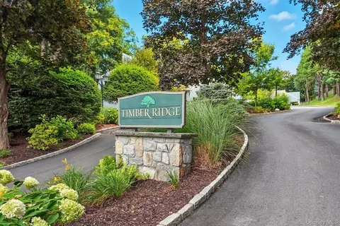 16 Timber Rdg, Mount Kisco, NY 10549