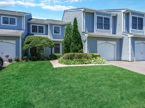 55 Lakebridge Dr S, Kings Park, NY 11754