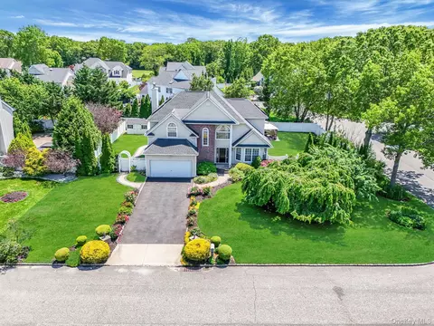 18 Cayla Ln, Port Jefferson Station, NY 11776