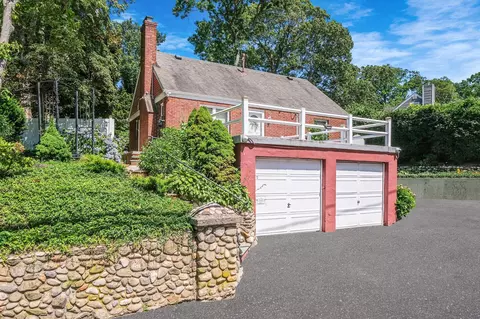 176 Vernon Valley Rd, East Northport, NY 11731