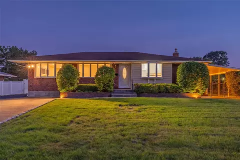 20 Pittoni Dr, Commack, NY 11725