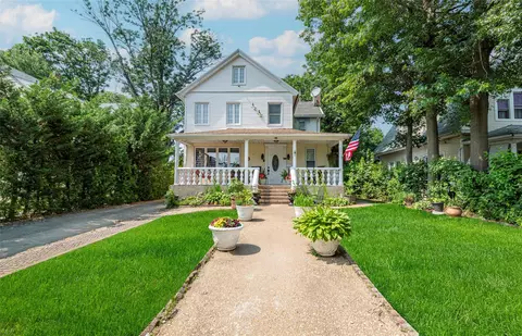 17 Hicks Ln, North Hempstead, NY 11024