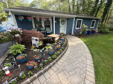208 Country Rd, Medford, NY 11763