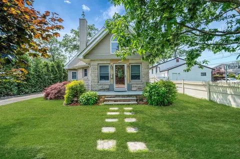 246 Cadman Ave, Babylon, NY 11702