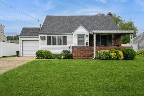 487 17th St, West Babylon, NY 11704