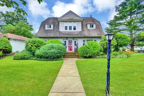313 Pine St, Freeport, NY 11520