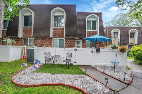 142 Golf Ln #142, Medford, NY 11763