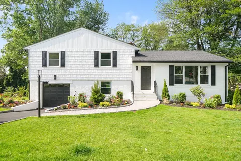 2 Danby Pl, Yonkers, NY 10710