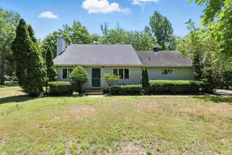 152 Vista Ct, Riverhead, NY 11901