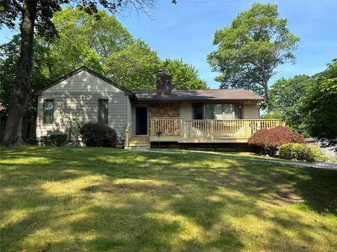 266 Adirondack Dr, Selden, NY 11784
