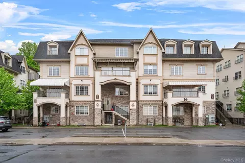 16 Prag Blvd #201, Monroe, NY 10950